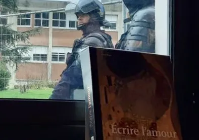 flics-devant-lycée.jpg