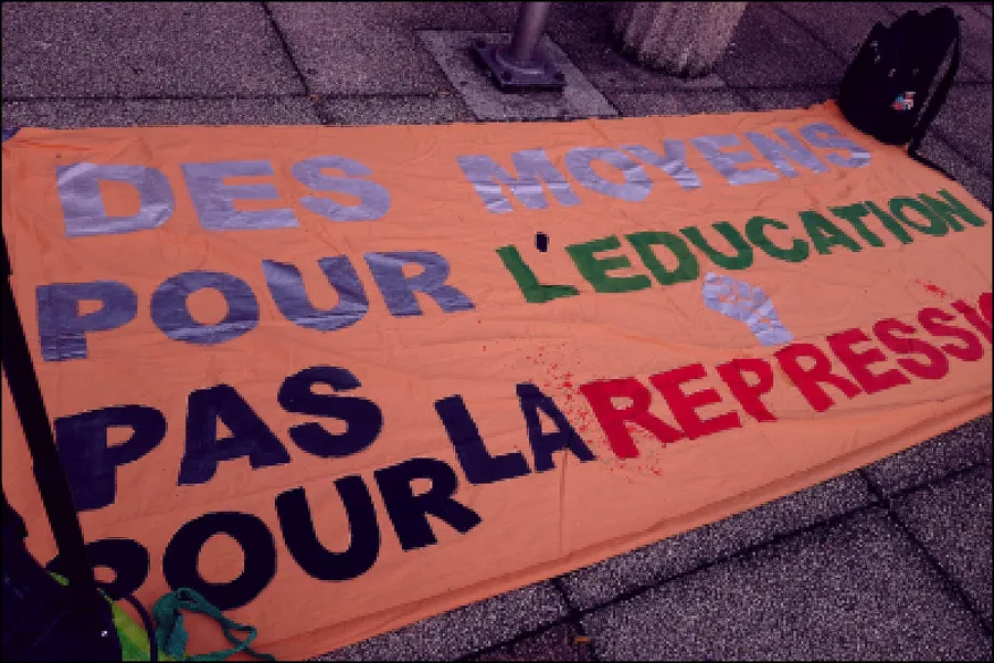 Classes-En-Lutte, Octobre 2020. Blanquer prend des mesures... répressives. AESH encore plus précaires.